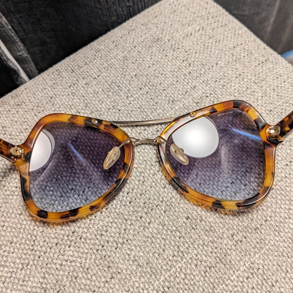 Women's Prada tortoise shell color sunglasses - Picture 5 of 7